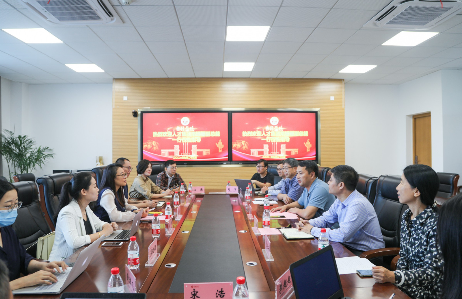 1 会议现场 ~1.jpg